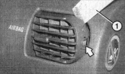 10.2a. Demontáž bočného deflektora pomocou plastového klinu (1) (modely Corsa C)