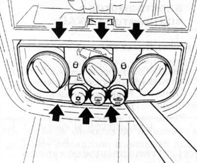 11.9. Fixátory (označené šípkami) držiaky ovládacieho panela HVAC