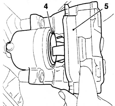 5.24. Montaż wewnętrznego klocka hamulcowego (5) w zacisku (silnik Z17DTH): 4. Cylinder hamulcowy