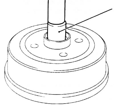 10.4. Press out the wheel bearing from the brake drum using the KM-500-5 tool (2)