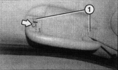 34.1. За да премахнете дръжката, използвайте отвертка, за да повдигнете капачките (1) на монтажните…