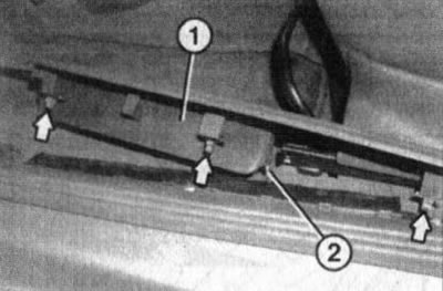 42.4. Przedni panel (1) listwa progowa drzwi (5-drzwiowy hatchback): 2. Uchwyt schowka na…