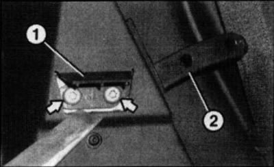 56.3. Screws (indicated by arrows) support bracket fastenings (2) (corsa C models): 1. Decorative…