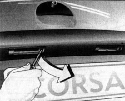 20.2. Зняцце плафона падсветкі нумарнога знака (мадэлі Corsa З/Meriva) - стрэлкай паказана кірунак…