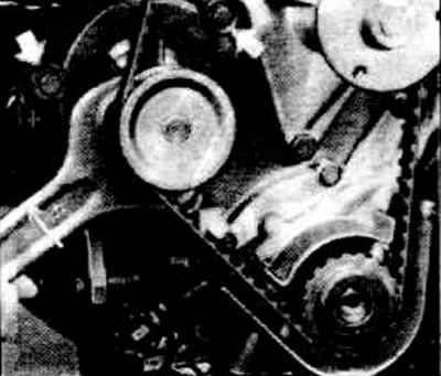 Надеть зубчатый ремень.