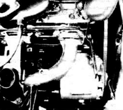 Снять воздушный фильтр со шлангом подогрева, см. п. 4.44.