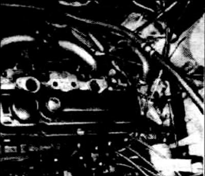 Снять верхний и нижний шланги охлаждающей жидкости с корпуса термостата и водяного насоса.