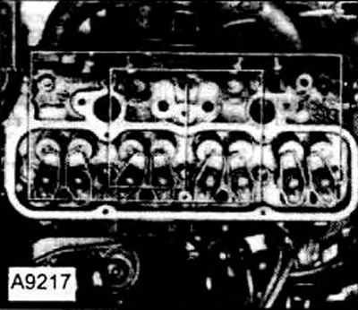 Ослабить гайки коромысел, чтобы можно было вынуть стержни толкателей.