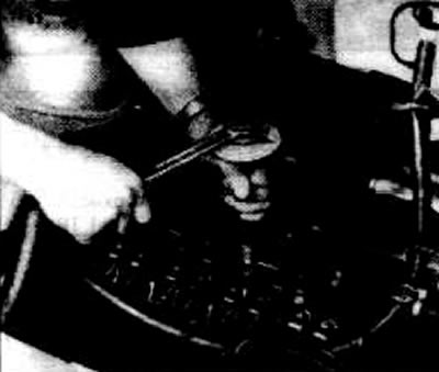 Вывернуть направляющие стержни и заменить на болты головки блока цилиндров.