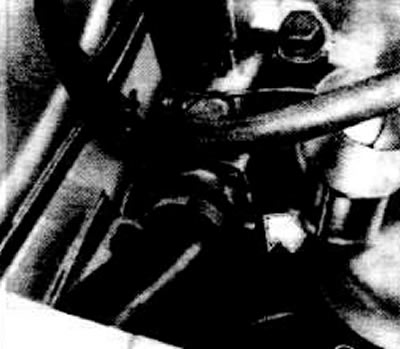 Отвинтить пробку расширительного бачка.