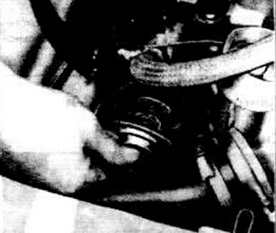 Подставить емкость под патрубок радиатора. Отвинтить крышку термостата. Собрать ОЖ.