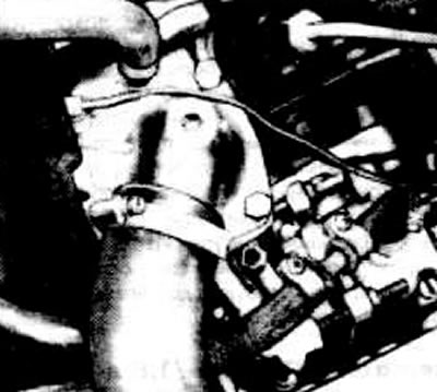 Отвинтить пробку расширительного бачка.