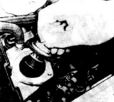 Отвинтить крышку термостата. Слить ОЖ.