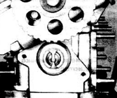 Снять ограждение зубчатого ремня. Отодвинуть кожух.