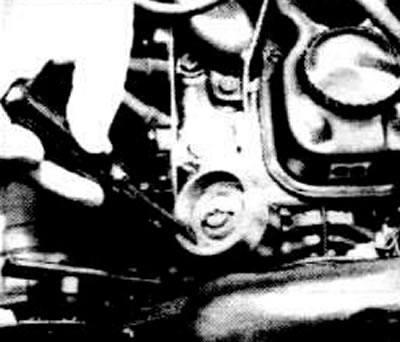 Вынуть натяжную пружину с помощью отвертки из круглой канавки.