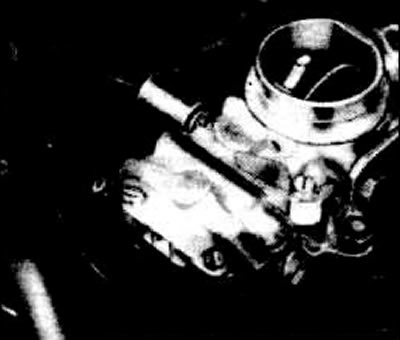 Remove the air filter, see paragraph 4.44.