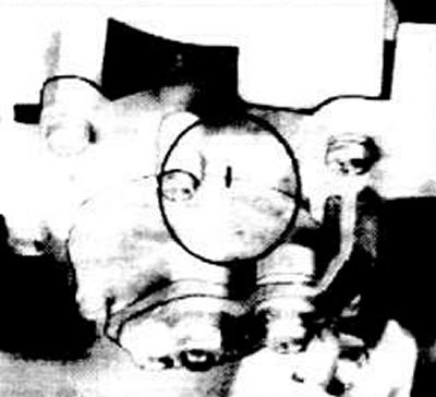 Nasaďte knižný kryt automatického zariadenia a otočte ho, kým sa značky nezhodujú.