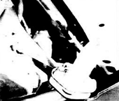 У двигателей 1,3-л-S. 1,6 л- и 1,8-л соединить фланцы. Закрепить кронштейн на приемной выхлопной…