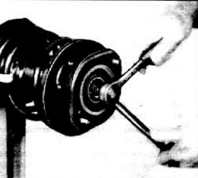 Attention: Make sure that the hooks catch the spring well and do not break off. Compress the spring…