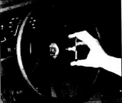 Отсоединить массу от батареи.