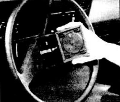 Снять крышку с сигнальной кнопкой с рулевого колеса.