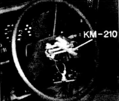 Отогнуть шайбу от гайки. Отвинтить гайку от рулевой колонки.