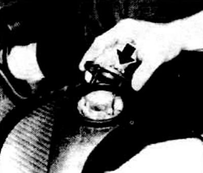 Внимание: Не снимать и не надевать рулевое колесо ударами.