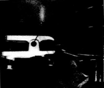 Odkręć nakrętkę samoblokującą z końcówki drążka kierowniczego (od sierpnia 1982.), być może…