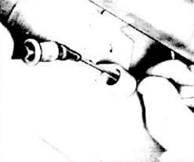 Unscrew the nut so that the handbrake cable can be removed from the equalizer.
