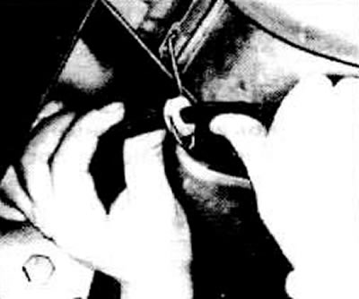 Remove the cable from the guides in the traction tunnel.