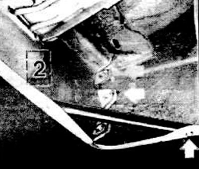Open the engine hood, unscrew the 7 bolts along the edge.