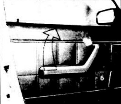 Odkręcić podłokietnik (4).