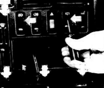 Ułóż kabel głośnikowy zgodnie ze schematem i podłącz go do odbiornika radiowego.