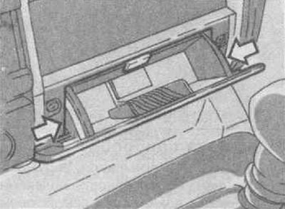 Opens by pressing a button. Grasps the body from both sides (arrows in the picture), is released…