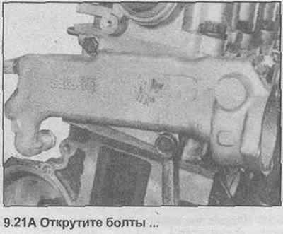 21. Odkręcić obudowę termostatu od głowicy cylindra, wyjąć pierścień uszczelniający (zdjęcie).