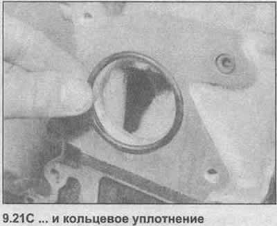 21. Odkręcić obudowę termostatu od głowicy cylindra, wyjąć pierścień uszczelniający (zdjęcie).