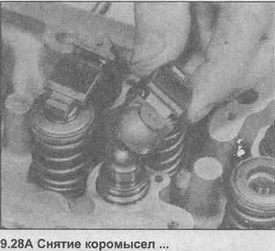 28. Zdejmij dźwigienki zaworowe i szczęki dociskowe z głowicy cylindra. Wyjmij hydrauliczne…