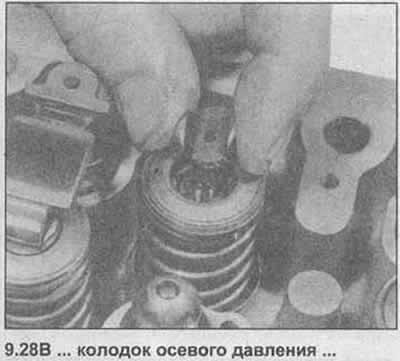 28. Zdejmij dźwigienki zaworowe i szczęki dociskowe z głowicy cylindra. Wyjmij hydrauliczne…