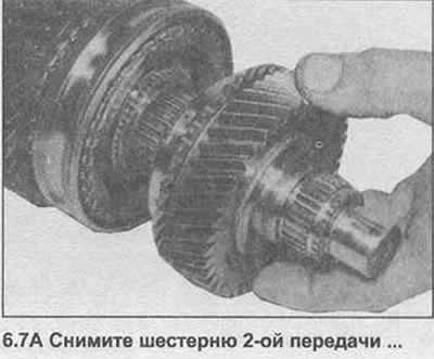 7. Уклоните зупчаник 2. степена преноса и прстен синхронизатора 2. степена преноса. Такође уклоните…