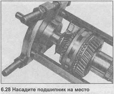 28. Користећи екстрактор, поставите лежај на секундарно вратило са затвореном страном окренутом…
