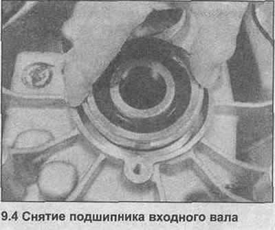 4. Користећи металну цев, избијте лежај улазног вратила из унутрашњости кућишта (фотографија).