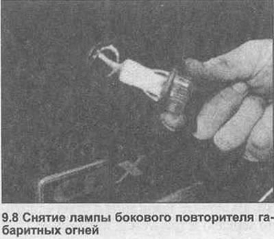 8. Одспојите конектор за ожичење, затим откопчајте резе за причвршћивање и уклоните лампу са крила…