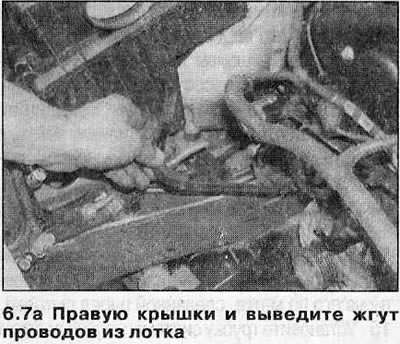 7. Akassza le a fedelet a vezérműszíj burkolattal szemben elhelyezkedő kábelköteg-tartó tálca…