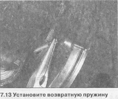 13. Причврстите крај кабла на ручицу покретача папуче паркирне кочнице, а затим поставите повратну…