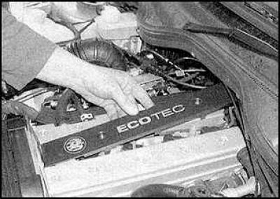 1. Адлучыце вентыляцыйныя шлангі ад вечка размеркавальных валаў.