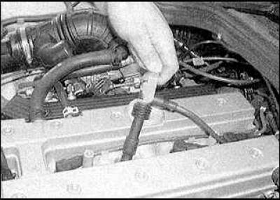 1. Адлучыце вентыляцыйныя шлангі ад вечка размеркавальных валаў.