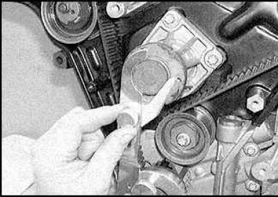 4. Install the KM-800-10 tool on the crankshaft sprocket and lock the shaft.