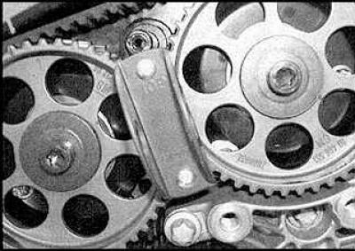5. Lock the camshafts, tool KM-800-1 (marking 1 and 2, red handle) is designed for the shafts of…