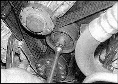 8. Turn the tensioner pulley clockwise until it stops and tighten the nut.