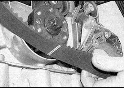 3. Align the crankshaft sprocket mark with the slot in the oil pump housing (indicated by arrows).